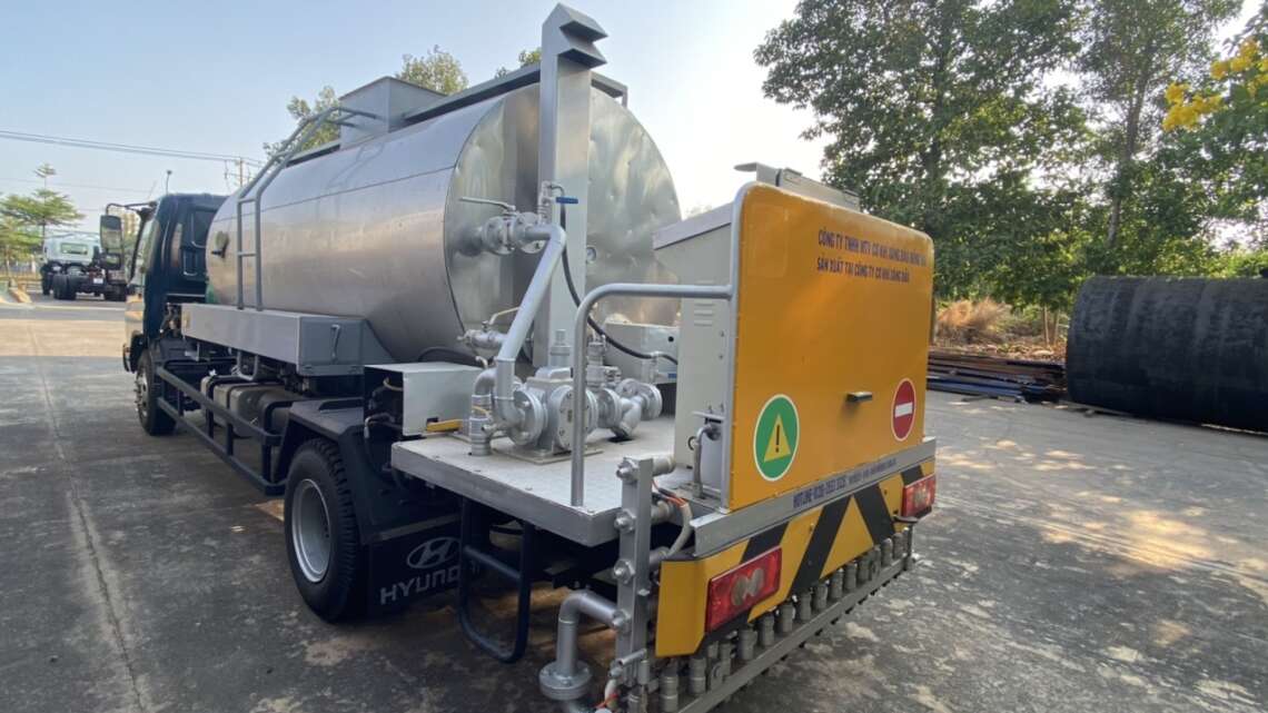 Xe phun tưới nhựa đường