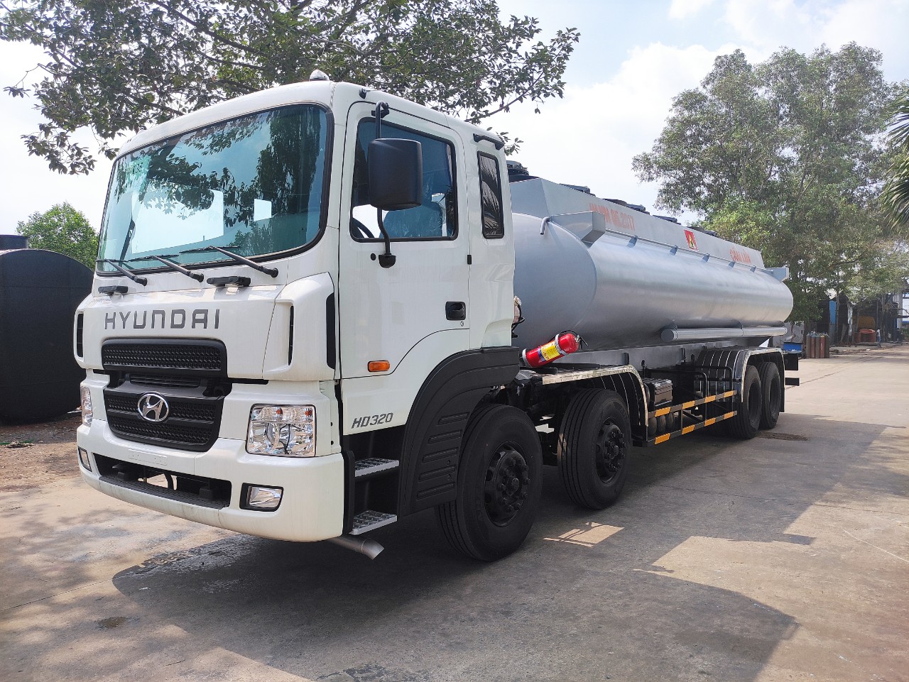 Xe bồn chở mủ cao su