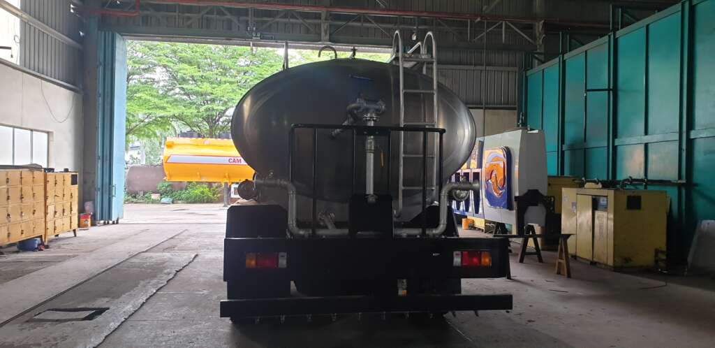 Xe bon phun tuoi nuoc Isuzu 15 khoi 5