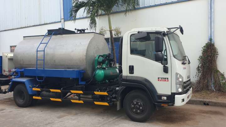 Bàn giao xe Phun tưới Nhựa đường nóng