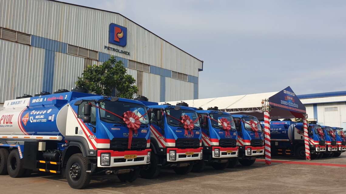 Lễ bàn giao lô xe bồn Isuzu 18 khối