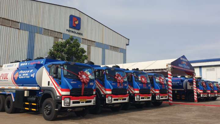 Lễ bàn giao lô xe bồn Isuzu 18 khối